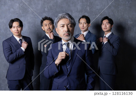 社長や経営者のカッコいいスーツ男性の正面 128116130