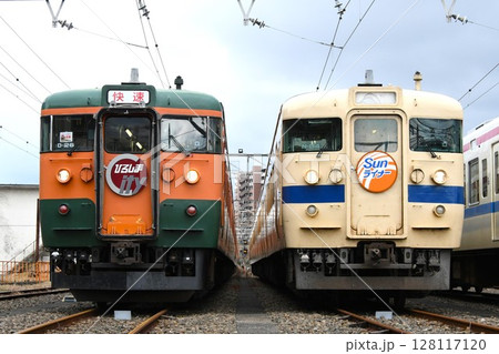 車両基地で並ぶ115系300番台(広島Cityヘッドマーク)と115系3000番台(SUNライナーヘ 車両基地で並ぶ115系300番台(広島Cityヘッドマーク)と115系3000番台(SUNライナーヘ 128117120
