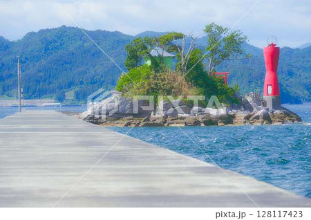 防波堤を歩いた先にあるひょうたん島 128117423