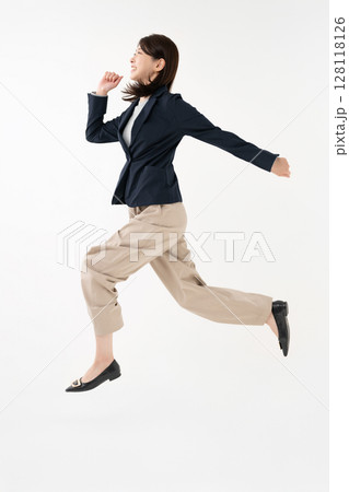 ジャンプする女性 ジャンプする女性 128118126