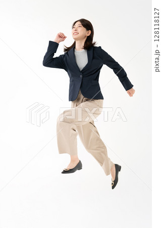 ジャンプする女性 ジャンプする女性 128118127