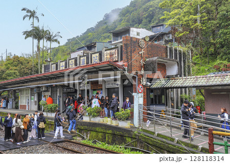 台湾の十份駅 到着ホームから改札口へ向かう観光客 台湾の十份駅 到着ホームから改札口へ向かう観光客 128118314