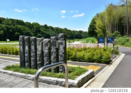 神奈川県 藤沢市立遠藤笹窪谷公園エントランスと案内板 神奈川県 藤沢市立遠藤笹窪谷公園エントランスと案内板 128118338