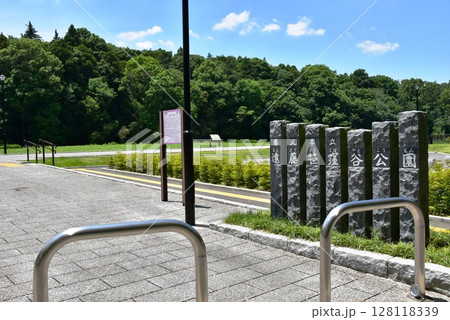 神奈川県 藤沢市立遠藤笹窪谷公園エントランスと案内板 神奈川県 藤沢市立遠藤笹窪谷公園エントランスと案内板 128118339