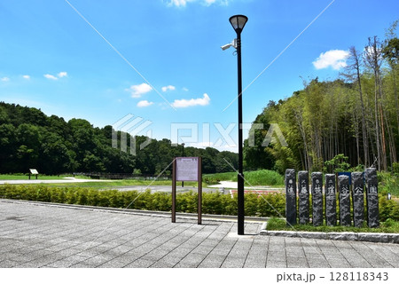 神奈川県　藤沢市立遠藤笹窪谷公園エントランスと案内板 128118343