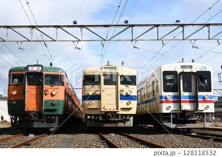 車両基地で並ぶ中国地方の主力車両(115系300番台・115系3000番台・105系) 車両基地で並ぶ中国地方の主力車両(115系300番台・115系3000番台・105系) 128118532