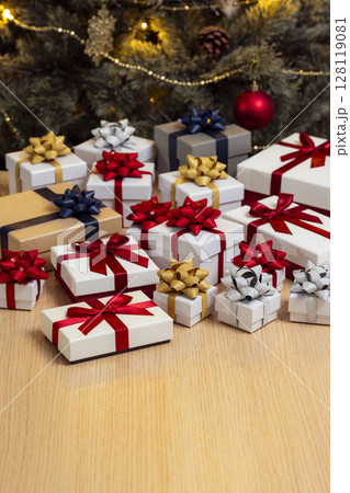 クリスマスツリーの前に並ぶプレゼントの箱 128119081
