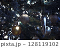 キラキラ輝くクリスマスツリー 128119102