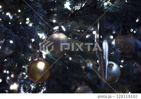 キラキラ輝くクリスマスツリー キラキラ輝くクリスマスツリー 128119102