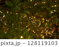 キラキラの電飾のクリスマスツリーと玉ボケが美しい 128119103