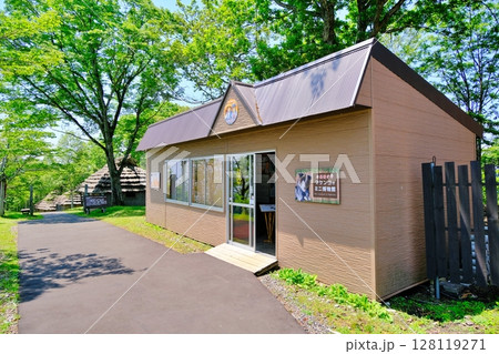 のぼりべつクマ牧場　ご長寿グマ マケンコのミニ博物館の景観 128119271