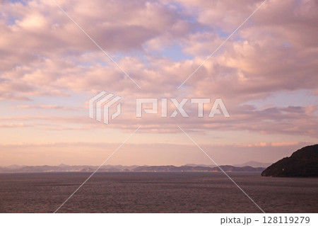 香川県高松港から望む夕暮れの瀬戸内海 香川県高松港から望む夕暮れの瀬戸内海 128119279