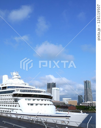 大さん橋に停泊する飛鳥Ⅲ 128119507