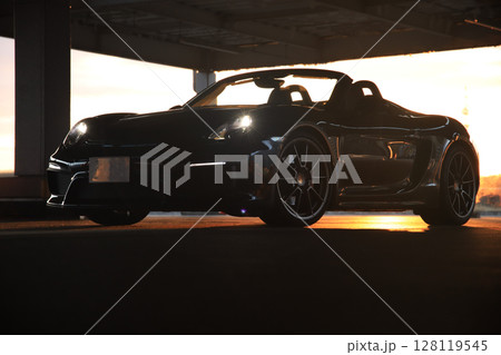 ツヤツヤの黒いオープンカー 128119545