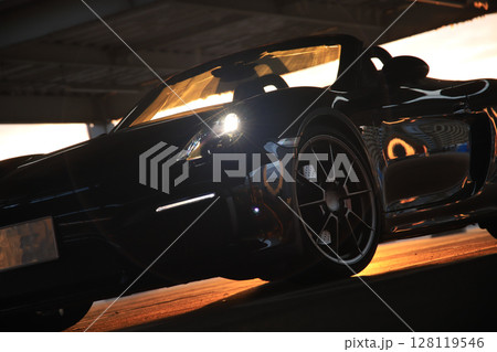 ツヤツヤの黒いオープンカー 128119546