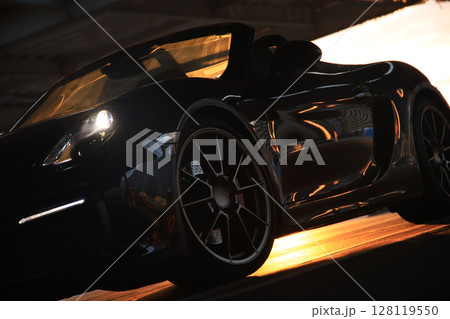 ツヤツヤの黒いオープンカー 128119550