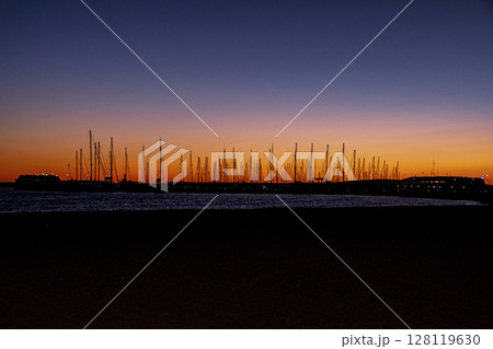 スペインのリゾートの夕景 128119630