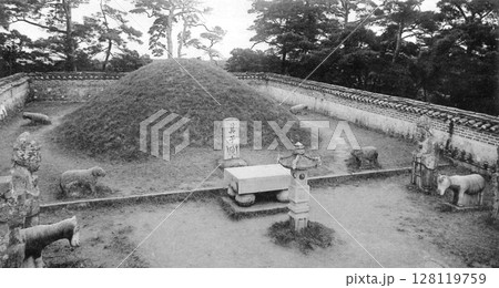 古写真　1931年　日本統治時代の北朝鮮・平壌市内　牡丹峰の箕子陵 128119759