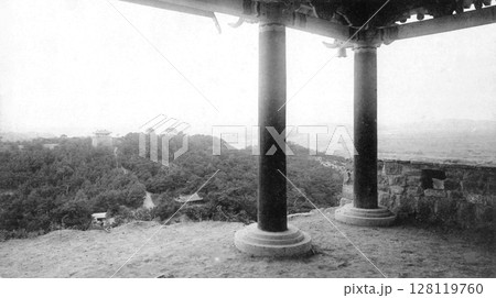 古写真 1931年 日本統治時代の北朝鮮・平壌市内 牡丹峰の最勝台から望む乙密台と玄武門 古写真 1931年 日本統治時代の北朝鮮・平壌市内 牡丹峰の最勝台から望む乙密台と玄武門 128119760