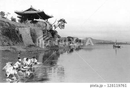 古写真 1931年 日本統治時代の北朝鮮・平壌市内 大同江と練光亭 古写真 1931年 日本統治時代の北朝鮮・平壌市内 大同江と練光亭 128119761