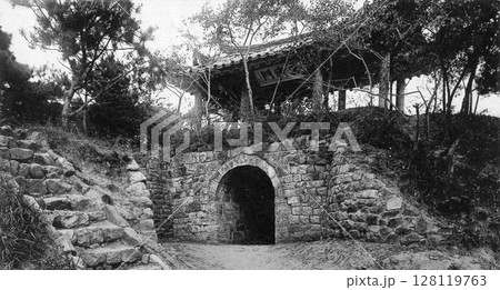 古写真　1931年　日本統治時代の北朝鮮・平壌市内　牡丹峰の玄武門 128119763