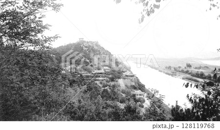 古写真　1931年　日本統治時代の北朝鮮・平壌市内　牡丹峰と大同江のパノラマ 128119768