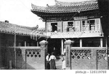古写真 1931年 日本統治時代の北朝鮮 平壌市内の妓生学校 古写真 1931年 日本統治時代の北朝鮮 平壌市内の妓生学校 128119769