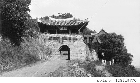 古写真 1931年 日本統治時代の北朝鮮・平壌市内 牡丹峰の転錦門 古写真 1931年 日本統治時代の北朝鮮・平壌市内 牡丹峰の転錦門 128119770