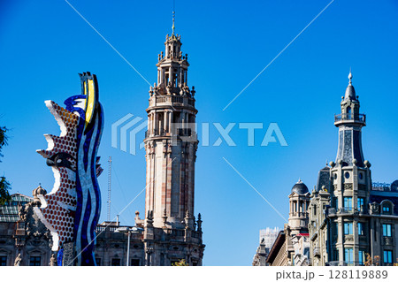 スペインバルセロナの街並みとガウディ建築が散りばめられた町 128119889