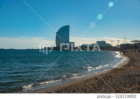 スペインバルセロナの街並みとガウディ建築が散りばめられた町 128119892