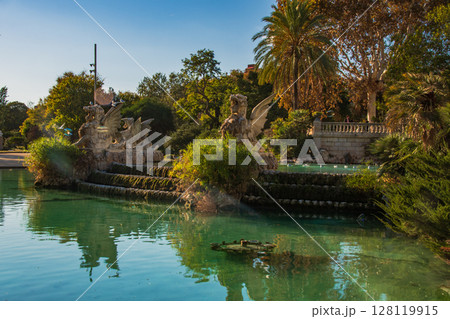 スペインバルセロナの街並みとガウディ建築が散りばめられた町 128119915