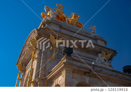 スペインバルセロナの街並みとガウディ建築が散りばめられた町 128119918