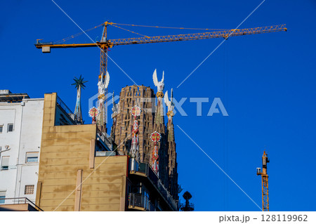 スペインバルセロナの街並みとガウディ建築が散りばめられた町 128119962
