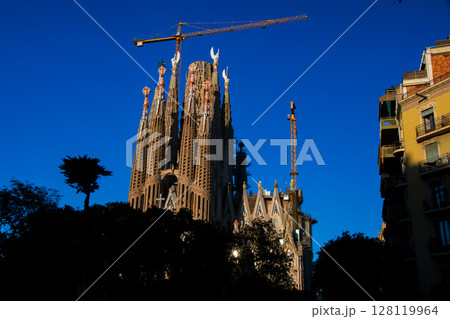スペインバルセロナの街並みとガウディ建築が散りばめられた町 スペインバルセロナの街並みとガウディ建築が散りばめられた町 128119964