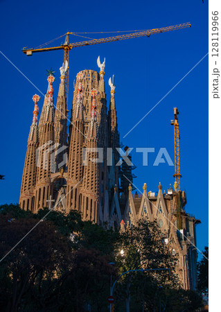 スペインバルセロナの街並みとガウディ建築が散りばめられた町 128119966