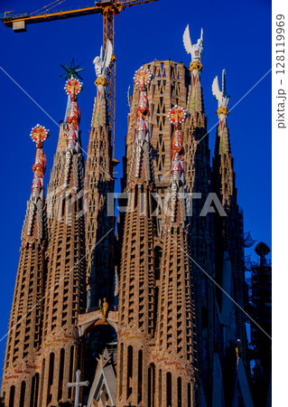 スペインバルセロナの街並みとガウディ建築が散りばめられた町 128119969