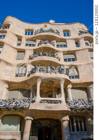 スペインバルセロナのガウディ建築のある街並み スペインバルセロナのガウディ建築のある街並み 128120002