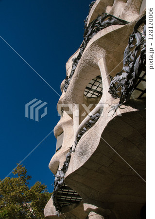 スペインバルセロナのガウディ建築のある街並み 128120006