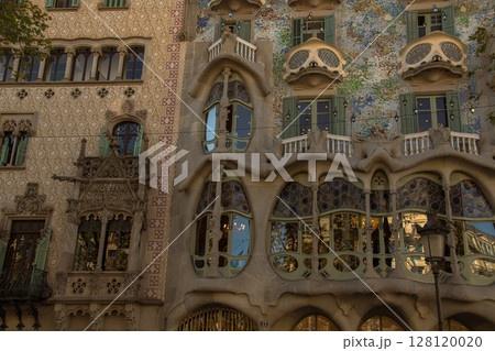 スペインバルセロナのガウディ建築のある街並み 128120020