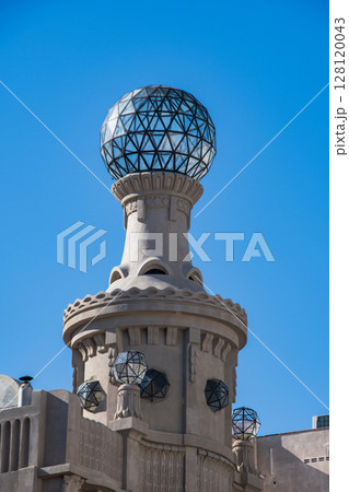 スペインバルセロナのガウディ建築のある街並み 128120043