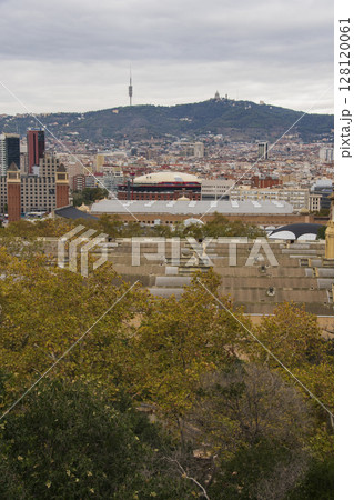 スペインバルセロナのガウディ建築のある街並み スペインバルセロナのガウディ建築のある街並み 128120061