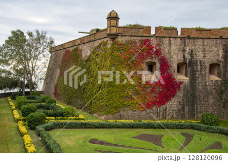 スペインバルセロナのガウディ建築のある街並み 128120096