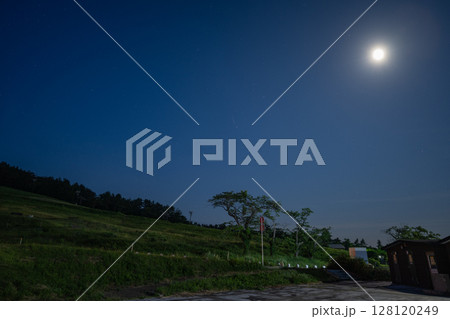 日本の鳥取県の美しい夏の星空 日本の鳥取県の美しい夏の星空 128120249
