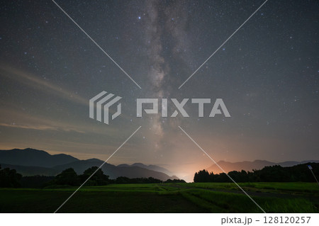 日本の鳥取県の美しい夏の星空 128120257
