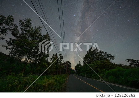 日本の鳥取県の美しい夏の星空 日本の鳥取県の美しい夏の星空 128120262