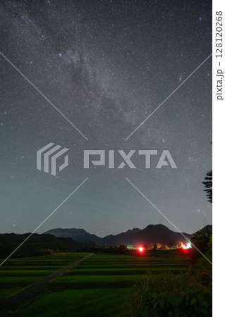 日本の鳥取県の美しい夏の星空 128120268