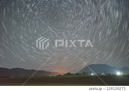 日本の鳥取県の美しい夏の星空 日本の鳥取県の美しい夏の星空 128120271