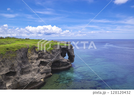 沖縄の美しい万座毛の海 128120432