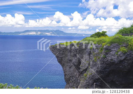 沖縄の美しい万座毛の海 128120438