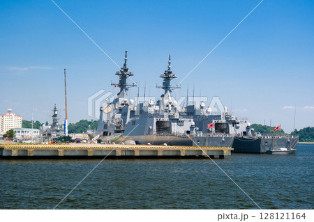 神奈川県横須賀市 ヴェルニー公園から見る停泊中の艦船 神奈川県横須賀市 ヴェルニー公園から見る停泊中の艦船 128121164